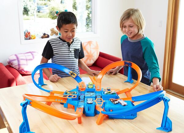 Hot Wheels Intersection Collision, Coffret de Jeu pour Petites Voitures avec Circuits et Pistes, Jouet pour Enfant, DTN42