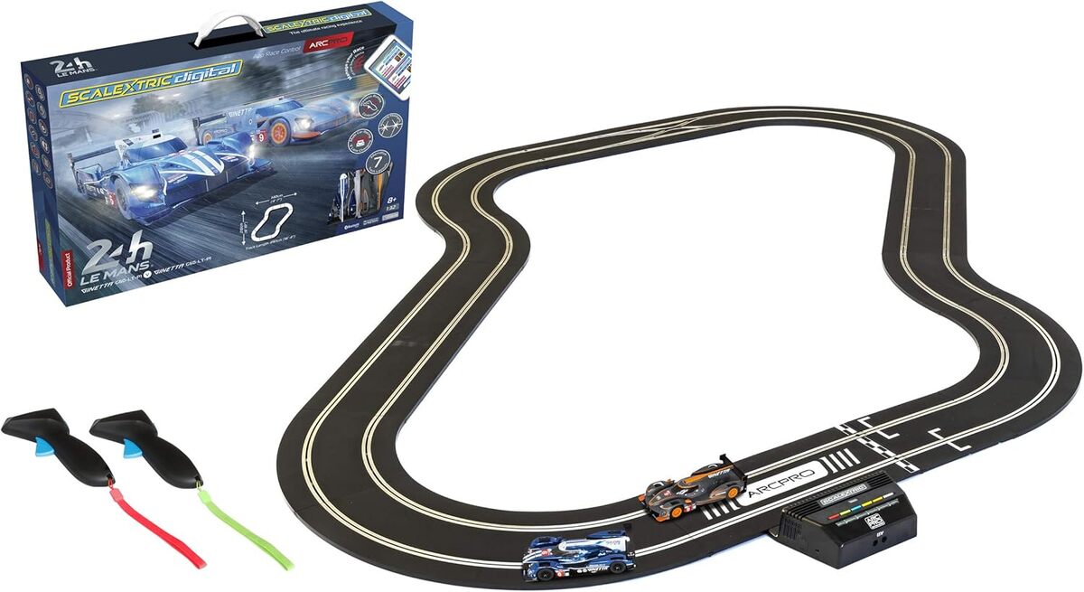 Test du circuit de voitures à sous Scalextric C1404P