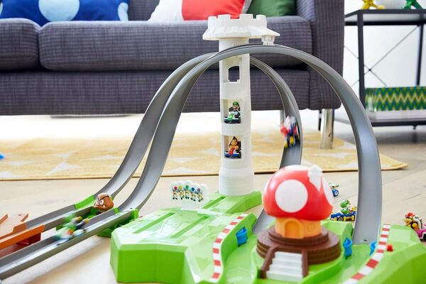 Hot Wheels Circuit Deluxe Mario Kart Motorisé, Coffret de Jeu pour Petites Voitures à Connecter avec Circuit et Pistes, Jouet pour Enfant, GCP27, Multicolore