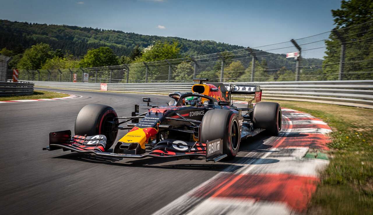 Le n&uuml;rburgring au c&oelig;ur du danger historique