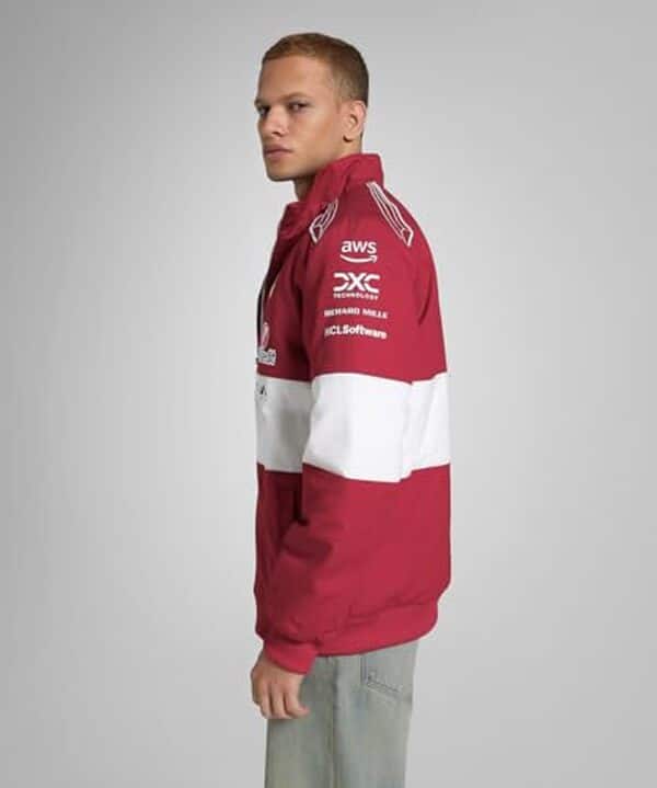 Explorez le test complet de la veste vintage racing PUMA Scuderia Ferrari 2026 : un design intemporel alliant performance et style inspiré par la passion de la course automobile