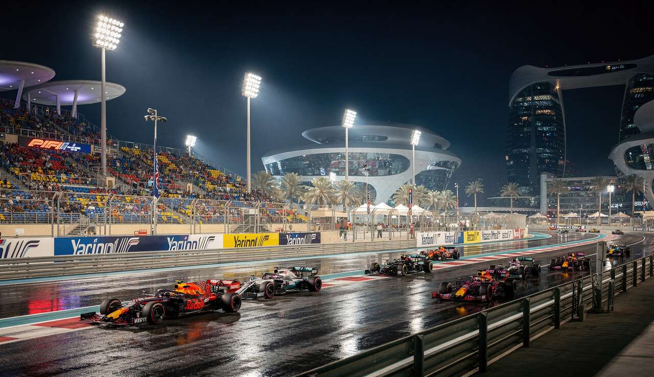 Yas marina : le spectacle nocturne d'abu dhabi