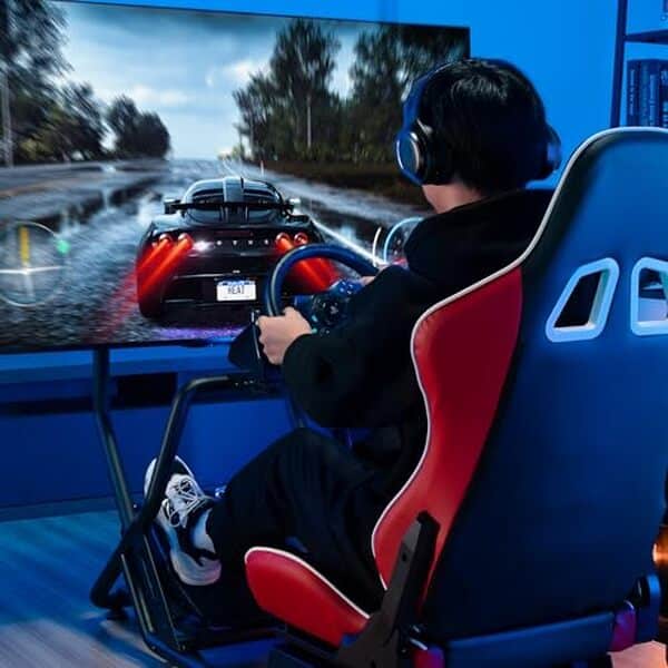 Découvrez l'ARES WING, un cockpit simulateur qui vous propulse dans des courses immersives grâce à une technologie révolutionnaire. Expérience garantie pour tous les passionnés de vitesse  !