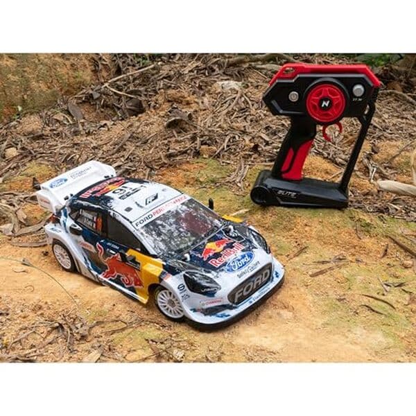 Découvrez la puissance et l'agilité de la Nikko Elite Ford Puma Hybrid, une voiture télécommandée de rallye qui redéfinit l'adrénaline miniature grâce à son design époustouflant et ses performances hors du commun.
