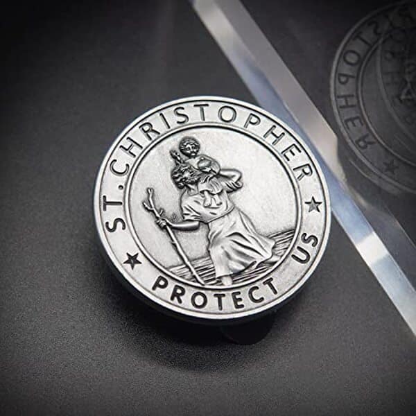 Découvrez pourquoi la médaille de saint Christophe en argent est l'accessoire idéal pour votre voiture : protection, design et signification.