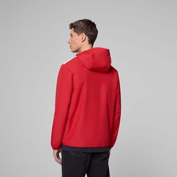 Découvrez notre test complet de la veste de pluie Scuderia Ferrari F1 par Puma : protection, confort et élégance au rendez-vous pour les passionnés de Formule 1