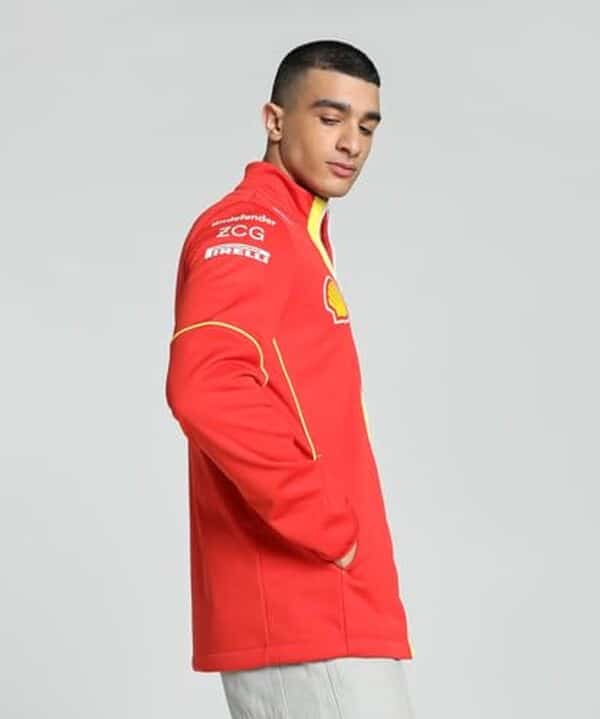 Explorez les caractéristiques uniques et le design dynamique de la veste softshell Scuderia Ferrari 2026 de PUMA dans notre test complet. Découvrez pourquoi elle est indispensable pour les amateurs de sports mécaniques et de mode.