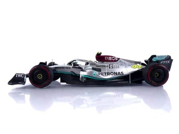 Découvrez le test complet de la miniature Mercedes W13 E Performance à l'échelle 1/18 : précision, détails et performances au rendez-vous pour les passionnés et collectionneurs d'automobiles miniatures.