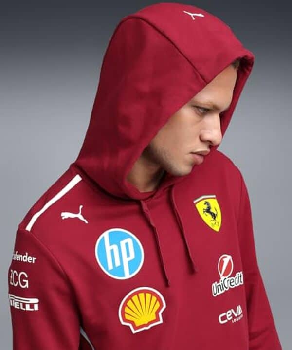 Découvrez le nouveau sweat à capuche rouge puma en édition spéciale scuderia ferrari F1 2026 : confort, style et passion pour les fans de Formule 1